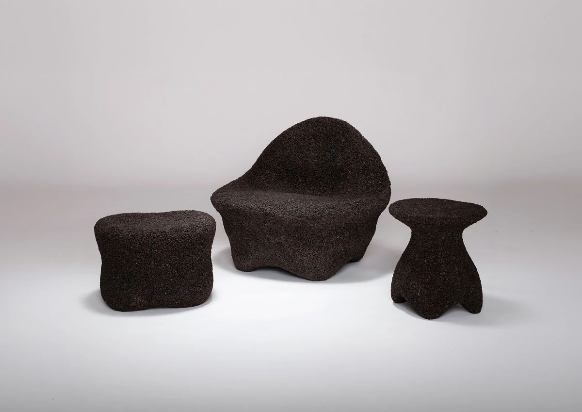Material Matters seçkisinde yer alan, Luis Chih-Wei Ho’nun Wui Studios koleksiyonundan koyu kahverengi, pütürlü dokulu, organik formlu bir koltuk, bir puf ve bir sehpadan oluşan modern mobilya üçlüsü, yeni malzemelerle tasarımın sınırlarını keşfediyor.