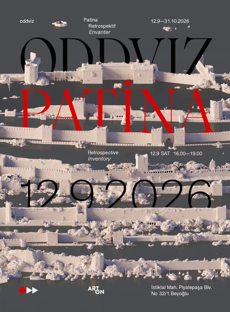 Koyu gri zemin üzerinde, katmanlı eski şehir surlarına veya kalelere benzeyen, parçalı, dokulu beyaz yapıların ve aralarına yerleşen büyük siyah Oddviz ile kırmızı Patina yazılarının öne çıktığı, Oddviz'in Patina Retrospektif Envanter sergisini tanıtan bir afiş.