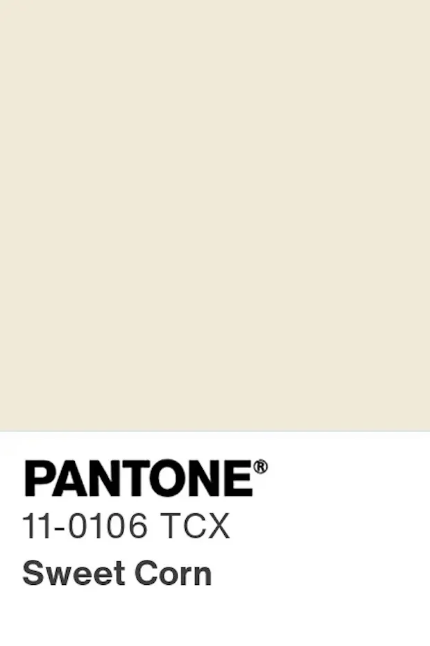 Görselde, üstte büyük bir renk bloğu tatlı mısır renginde açık krem sarısını temsil ederken, altta beyaz şeritte PANTONE® logosu ve 11-0106 TCX kodlu Sweet Corn (Tatlı Mısır) renk adlandırması net bir şekilde belirtilmiştir.