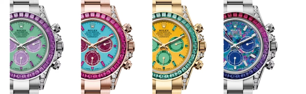 Dört farklı renkteki Rolex Daytona saatleri yan yana sergileniyor; soldan sağa, mor safir bezelli mint yeşili kadranlı gümüş, fuşya safir bezelli açık mavi kadranlı roze altın, zümrüt bezelli sarı kadranlı altın ve degrade safir bezelli mavi-mor opal kadranlı gümüş modelleriyle bu özel Four Seasons Daytona saatleri koleksiyonunun canlı çeşitliliğini gözler önüne seriyor.