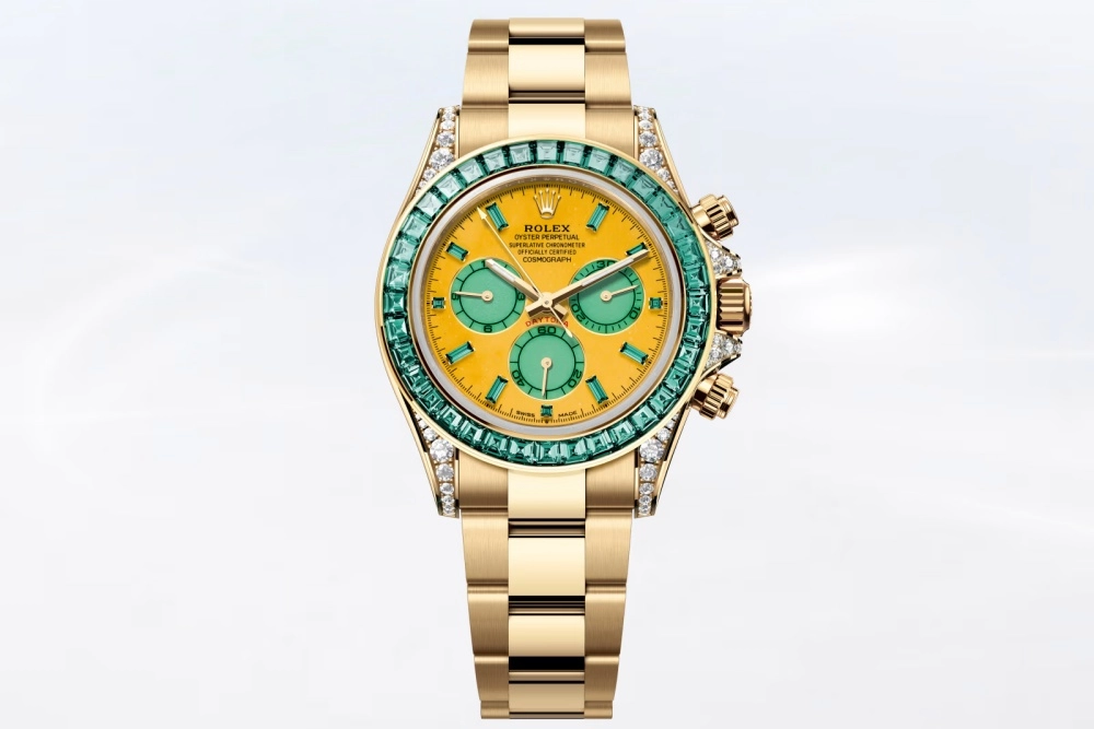 Bu lüks sarı altın Rolex Daytona saati, parlak sarı kadranı, baget kesim zümrütlerle süslenmiş yeşil bezeli ve pırlanta detaylarla bezeli kasasıyla, post bağlamındaki Four Seasons temasına uygun canlı renkleriyle dikkat çeken eşsiz bir zaman ölçerdir.