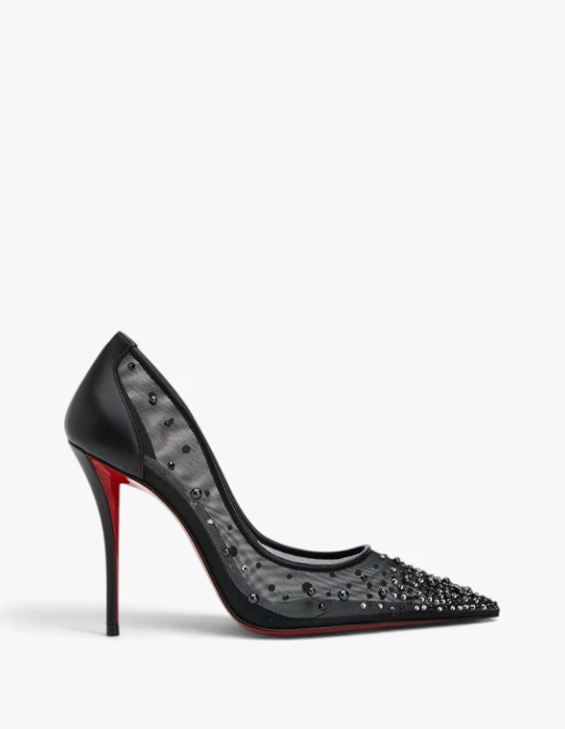 Beyaz zeminde duran, Louboutin imzası niteliğindeki kırmızı tabanıyla dikkat çeken, sivri burunlu ve şeffaf siyah tül üzerine yoğun siyah boncuk işlemeli zarif bir yüksek topuklu ayakkabı, sonbahar kış ayakkabı trendlerini yansıtıyor.