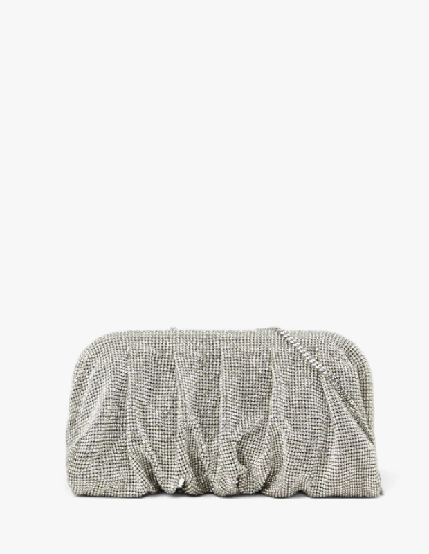 Bu resimde, Benedetta Bruzziches markasının sonbahar-kış çanta trendlerini yansıtan, tamamı parlak kristal taşlarla bezenmiş, gümüş renkli ve büzgülü bir clutch çanta beyaz bir zeminde sergilenmektedir.