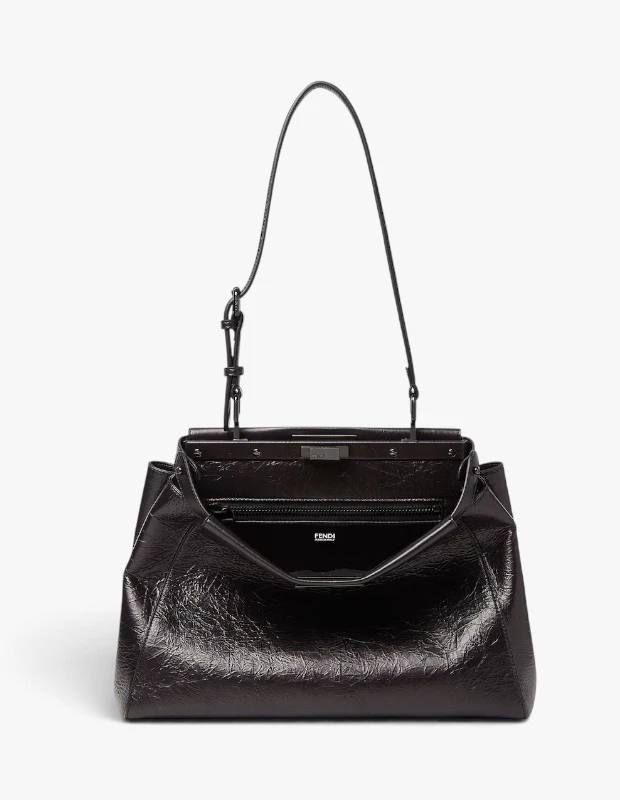 Marka Adı: Fendi
Ürün Adı: Fendi Kadın Peekaboo Medium Çanta
Ürün Cinsiyeti: Kadın
Ürün Tipi: Omuz ve El Çantası
Ürün Sezonsallığı: Sonbahar/Kış
Ürün Çeşidi: Lüks Tasarım Çantası
Ürün Özellikleri: Görseldeki Fendi Peekaboo Medium çanta, karakteristik metal çerçeveli yapısı ve çift bükmeli kilit detaylarıyla öne çıkıyor. Parlak, hafif kırışık ve dokulu siyah deri malzemeden üretilmiş olup, zamansız ve sofistike bir görünüm sunar. Çantanın ağzı açık durabilen tasarımı, rahat ve modern bir stil imkanı sunarken, iç kısmında görünen Fendi logosu ve iki bölmeli yapısıyla fonksiyonellik sağlar. İnce, ayarlanabilir ve çıkarılabilir bir omuz askısı sayesinde elde veya omuzda taşıma imkanı sunar.
Öne Çıkan Detaylar:
- İkonik Fendi Peekaboo tasarımı ve metal çerçeveli bükmeli kilit sistemi.
- Parlak, kırışık dokulu siyah deri malzeme, lüks bir his ve modern bir görünüm sunar.
- İki bölmeli iç tasarım, kullanım kolaylığı sağlarken, ayarlanabilir ince omuz askısı çok yönlü taşıma seçenekleri sunar.
Kimler Kullanıyor?: Bu çanta, klasikten modern detaylara uzanan geniş bir stil yelpazesini benimseyen, sofistike ve zamansız parçalara yatırım yapmaktan hoşlanan kişiler için idealdir. Yüksek kaliteli işçiliği ve ikonik tasarımıyla öne çıkan bu model, günlük şıklığına lüks bir dokunuş katmak isteyenlerden, özel etkinliklerde dikkat çekici bir aksesuar arayanlara kadar geniş bir kitleye hitap eder. Kendi tarzını detaylarda ve zarafette bulan, moda trendlerini kişisel yorumuyla harmanlayan bireylerin vazgeçilmezi olacaktır.