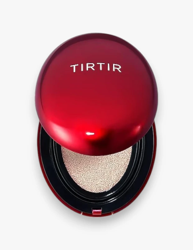 Parlak, metalik kırmızı renkteki TIRTIR Mask Fit Red Cushion fondöten kompaktta, kapağı hafifçe aralıklı olup, içindeki siyah çerçevede yer alan, açık bej rengi makyaj süngerini göstererek ürünün içeriğini ve estetik tasarımını vurguluyor.