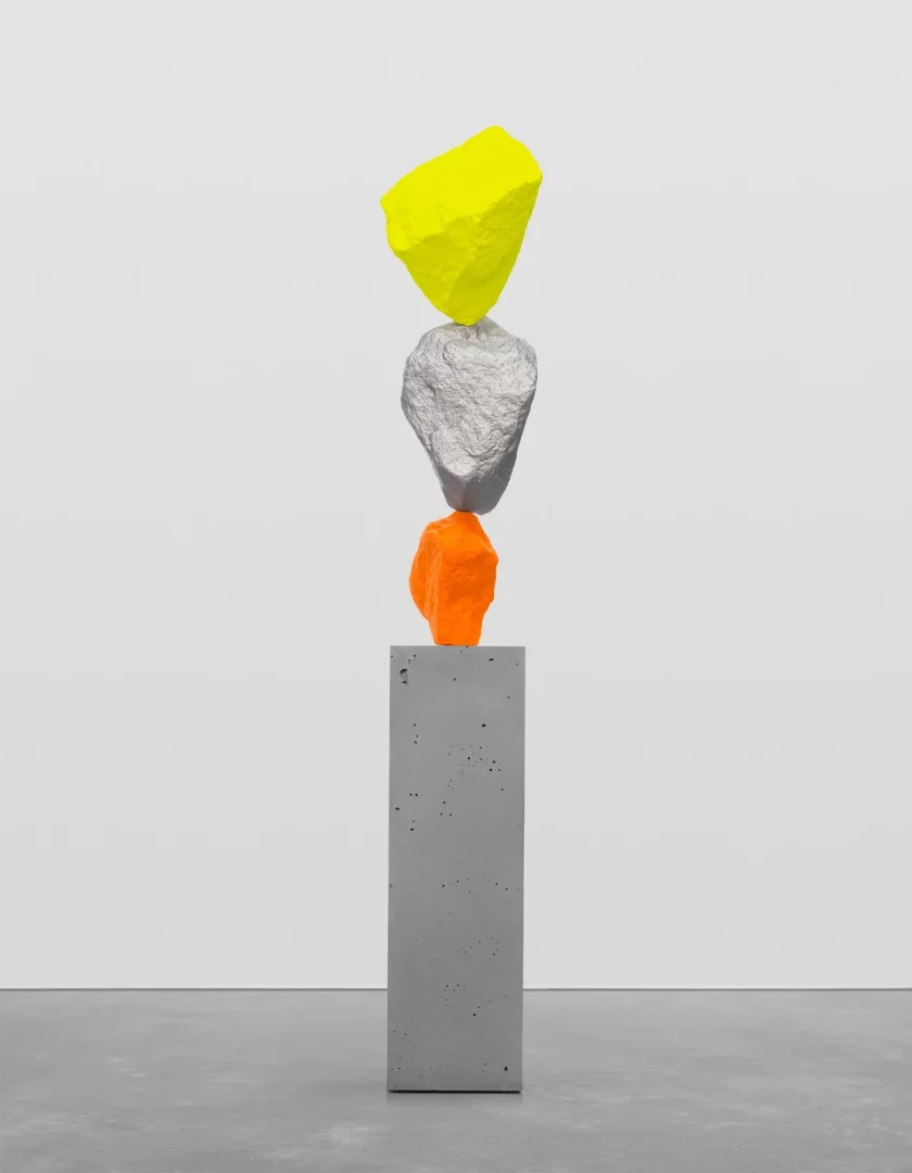 Ugo Rondinone'nin The Sun and The Mountain adlı çağdaş sanat eserinde, gri bir kaide üzerinde dengede duran, en altta parlak turuncu, ortada gümüşi gri ve en üstte limon sarısı renkte üç pürüzlü, yontulmamış kaya parçası dikey olarak üst üste dizilmiş, sanatsal bir dağ silüeti oluşturuyor.