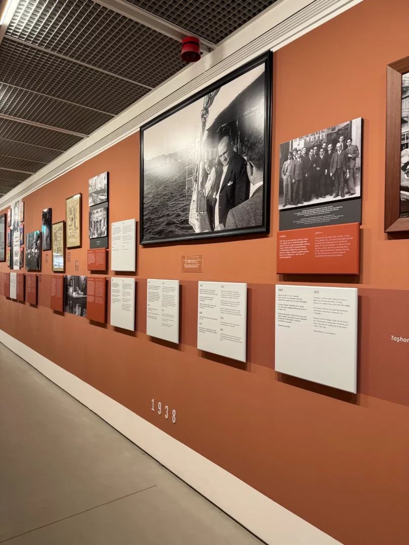 Terracotta rengindeki bir sergi duvarında, bir teknede Atatürk'ü gösteren büyük bir fotoğrafın yanı sıra çeşitli siyah-beyaz fotoğraflar ve metin panolarıyla oluşturulan, kronolojik bir anlatım sunan bu düzenleme, üzerinde belirgin 1938 yılı ile birlikte
