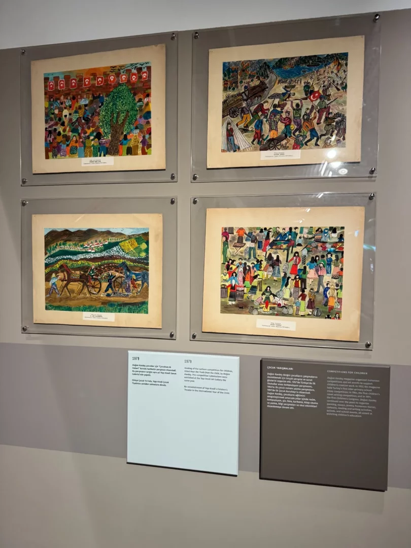 Gri bir duvar üzerinde, çocukların Doğan Kardeş dergisi ve Yapı Kredi Sanat Galerisi iş birliğiyle düzenlenen yarışmalar sonucu ortaya çıkan, Türk bayraklı ve kalabalık insan figürleri içeren dört canlı ve naif sanat eseri sergileniyor; bu sergi Koç Topluluğu'nun sanata verdiği değeri ve yüzyılın izlerini yansıtıyor.